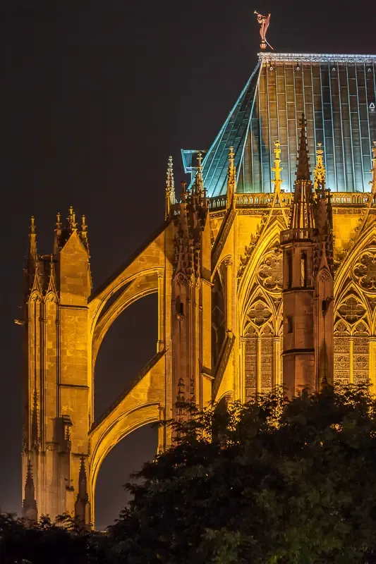 Vue extérieure de nuit de la cathédrale de Metz