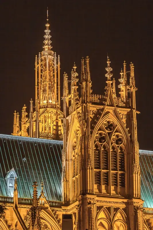 Vue extérieure de nuit de la cathédrale de Metz