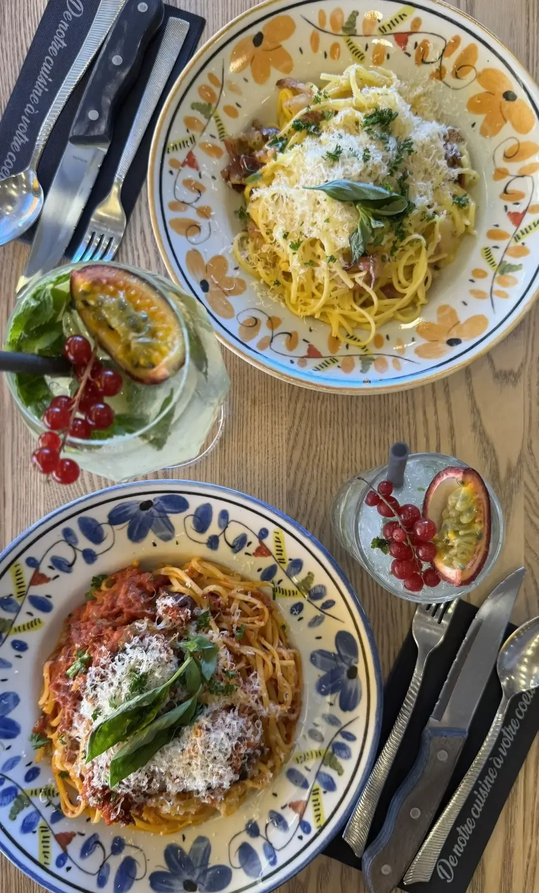 plusieurs plats servi au restaurant les moulins bleus