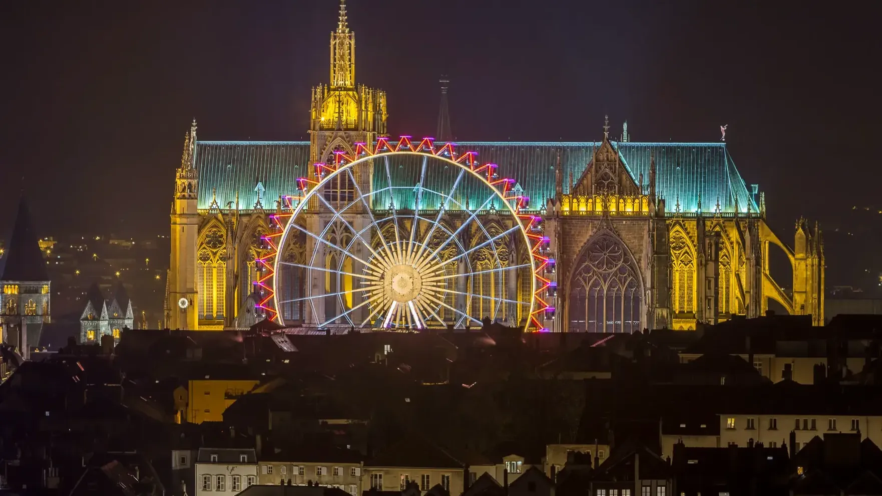 Vue de nuit de la cathédrale et de la grande roue 