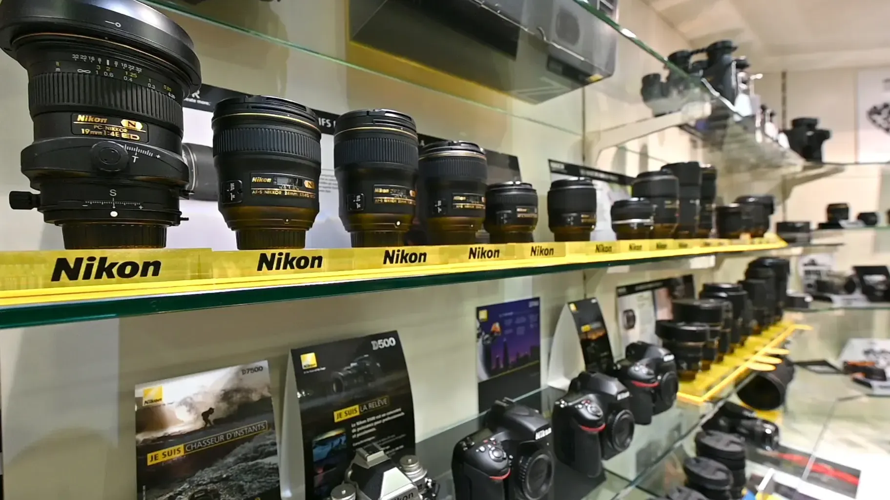 Objectifs photos sur une étagère de la boutique Photo Palace