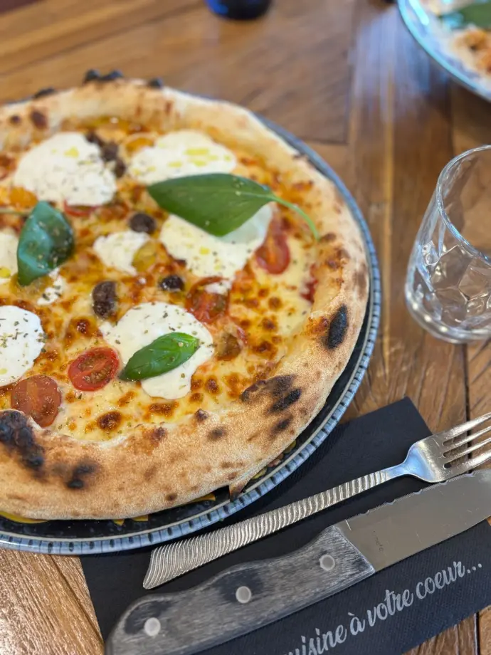 pizza servi au restaurant les moulins bleus