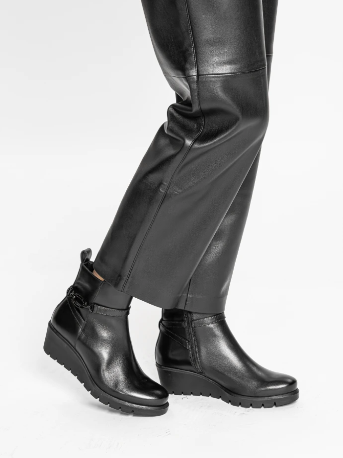 Bottines noires de la marque Ara shoes