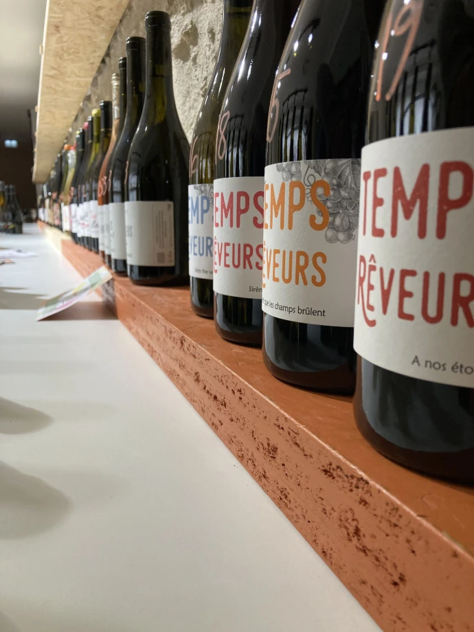 Plusieurs bouteilles de vin sur une étagère de la boutique Le Sideral à Metz