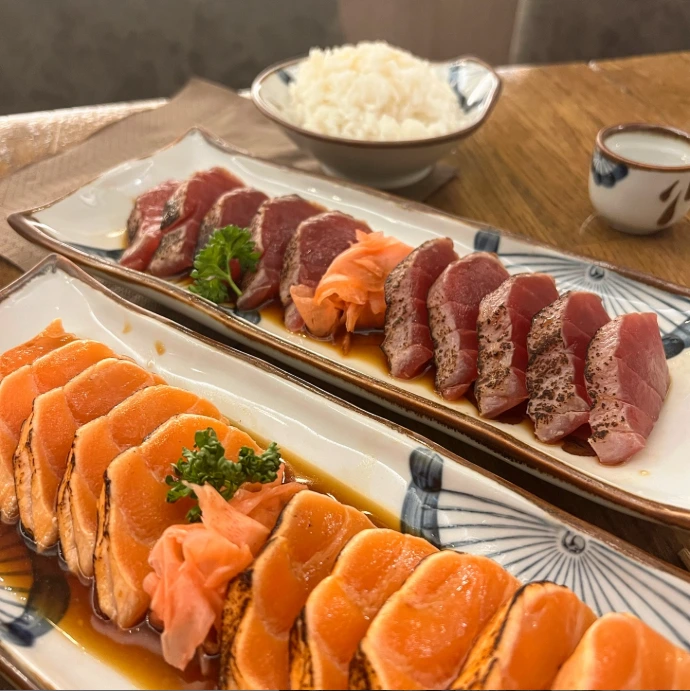 Deux assiettes de sashimis dressés sur une table