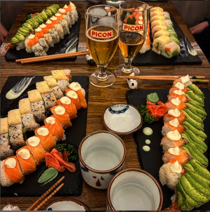 Table dressé pour 4 avec ses assiettes de sushis