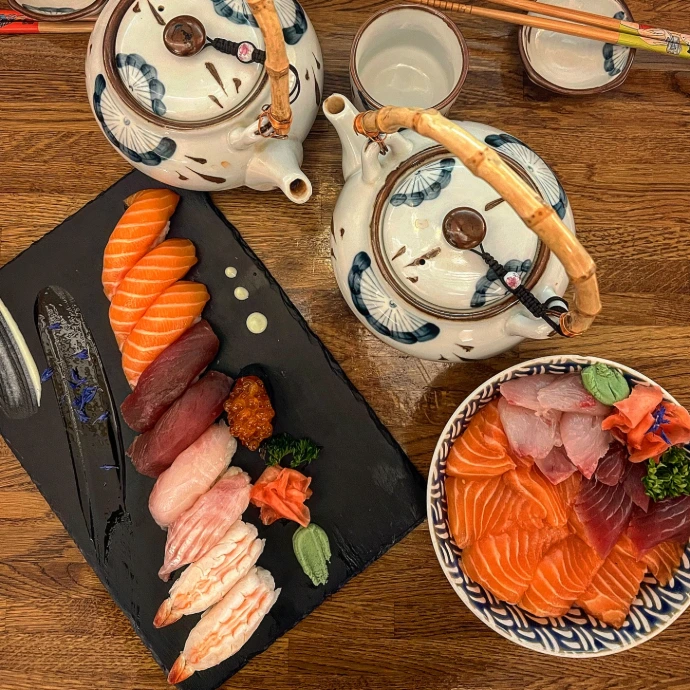Plat de sushis et théière dressé à table