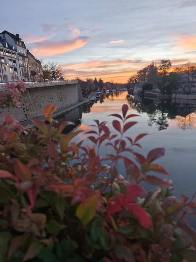 Metz vu au coucher de soleil sur l'eau