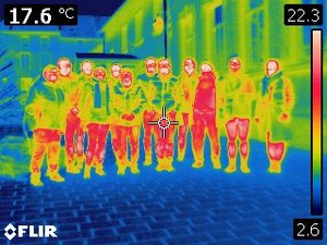 Vue thermique d'un groupe de participants des Balades thermographiques