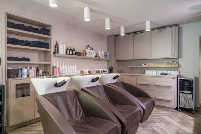 Intérieur du salon de coiffure Citronelle