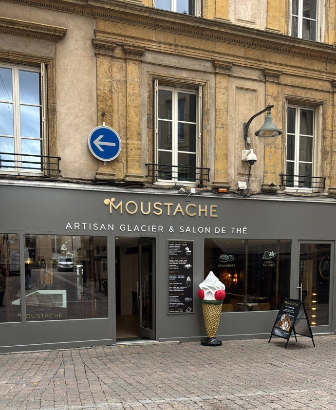 Devanture des Glaces Moustache rue du Palais à Metz