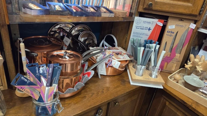 Intérieur de la Droguerie Humbert située en Fournirue à Metz