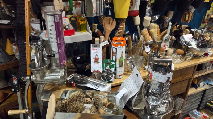 Intérieur de la Droguerie Humbert située en Fournirue à Metz