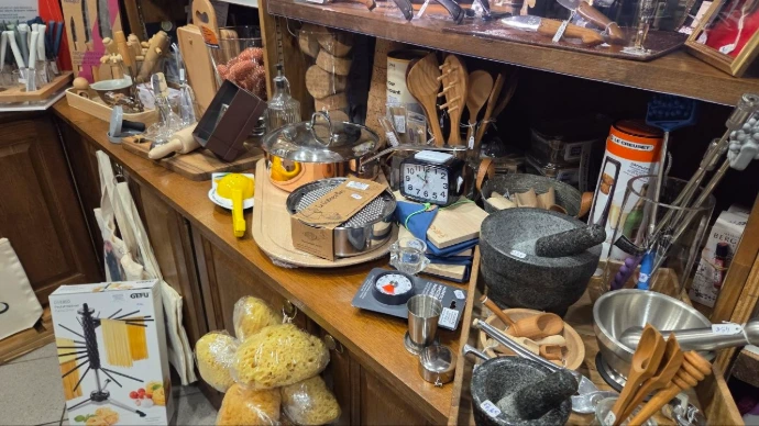 Intérieur de la Droguerie Humbert située en Fournirue à Metz