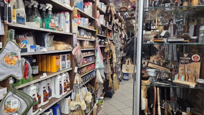 Intérieur de la Droguerie Humbert située en Fournirue à Metz