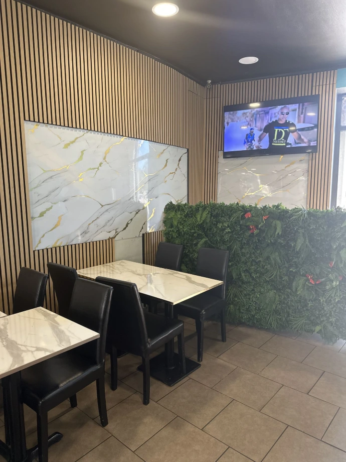 Intérieur du restaurant Chicken Pizz rue du pont des morts à Metz