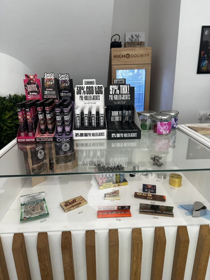 Intérieur de la boutique High Society spécialiste CBD à Metz