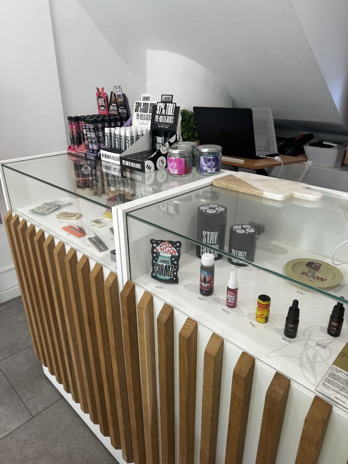Intérieur de la boutique High Society spécialiste CBD à Metz