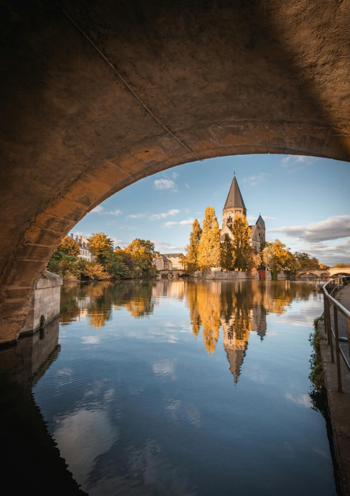 Vue du Pont neuf depuis un pont