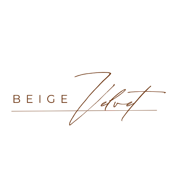 Intérieur de la boutique Beige Velvet présentant des vétements tendance 