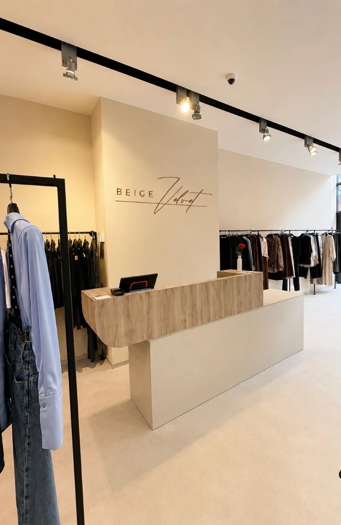 Intérieur de la boutique Beige Velvet présentant des vétements tendance 