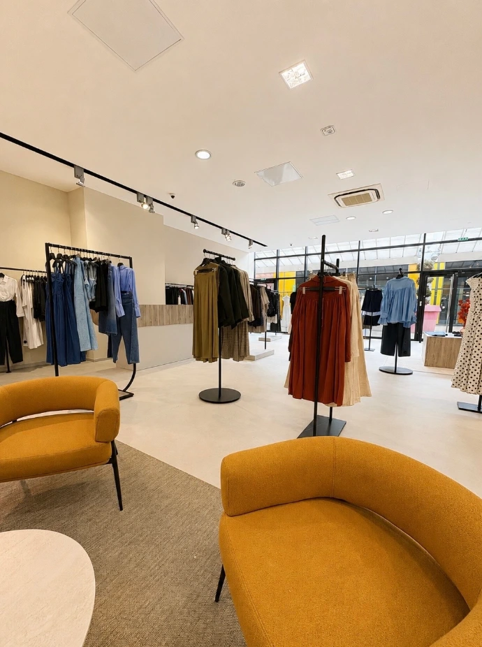 Intérieur de la boutique Beige Velvet présentant des vétements tendance 