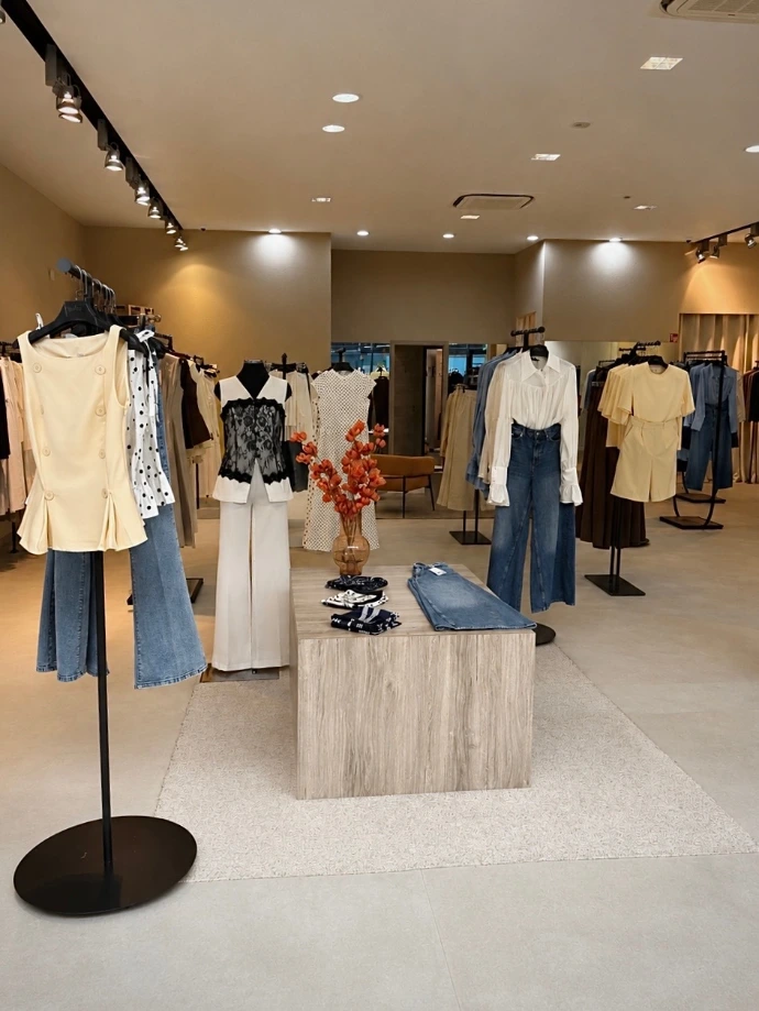 Intérieur de la boutique Beige Velvet présentant des vétements tendance 