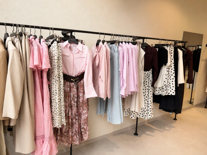 Intérieur de la boutique Beige Velvet présentant des vétements tendance 