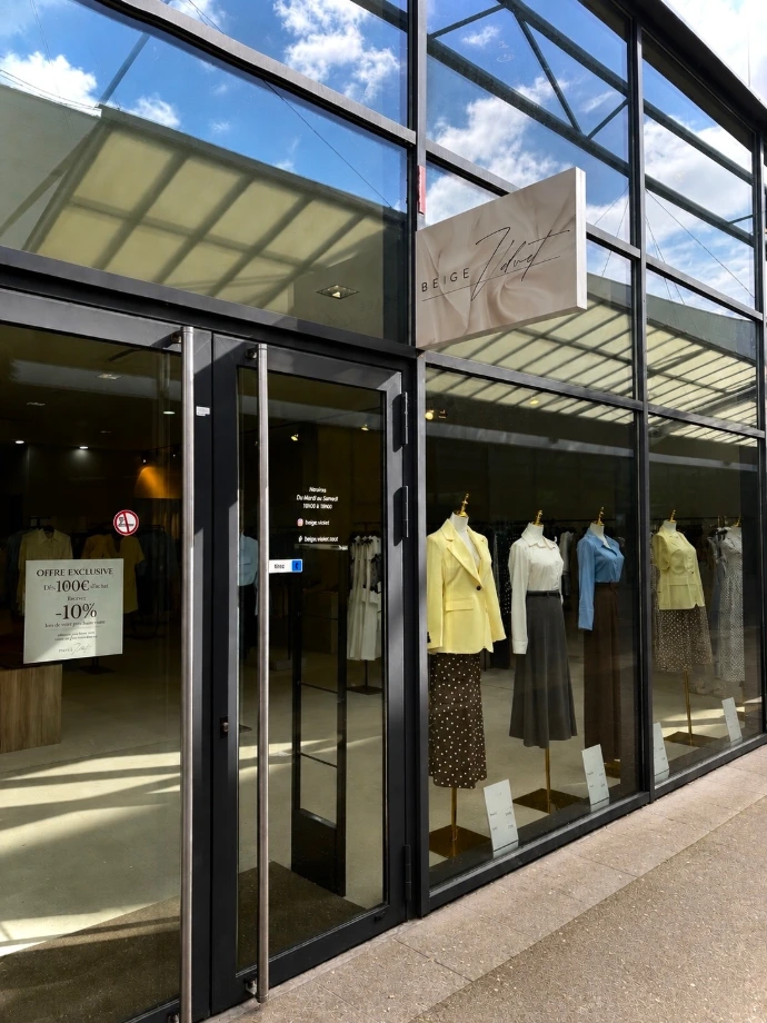 Intérieur de la boutique Beige Velvet présentant des vétements tendance 