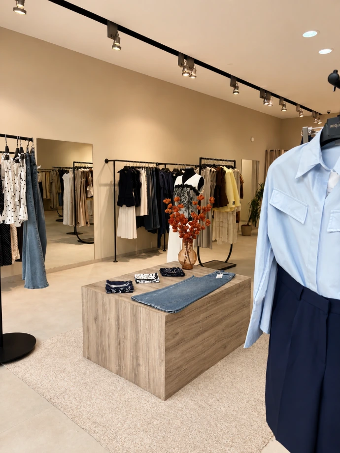 Intérieur de la boutique Beige Velvet présentant des vétements tendance 