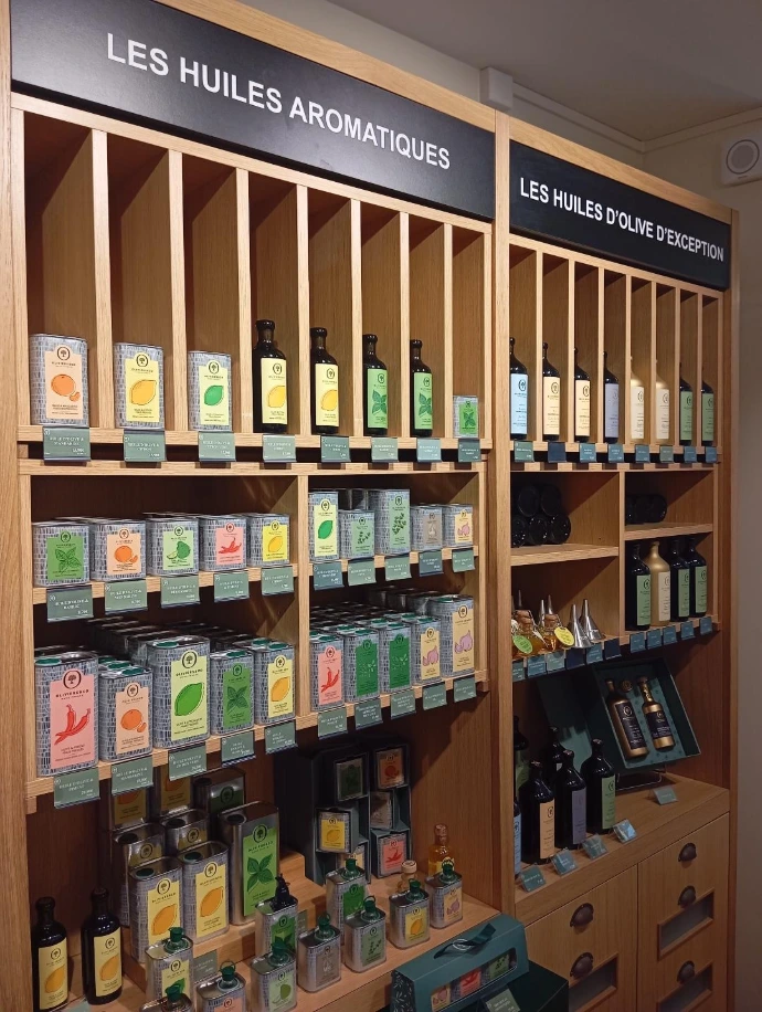 Intérieur de la boutique Oliviers &amp; Co rue de la tête d'or représentant la variété des produits proposés