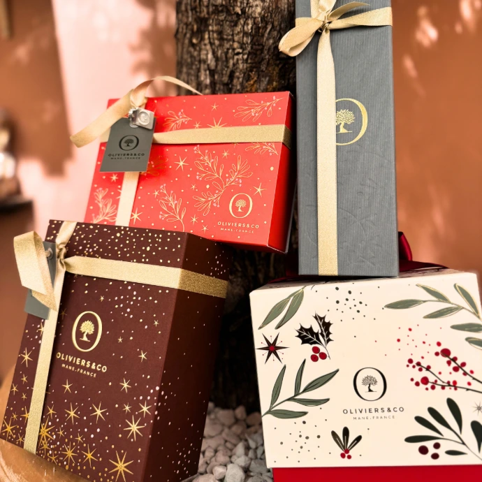 Intérieur de la boutique Oliviers &amp; Co rue de la tête d'or représentant la variété des produits proposés