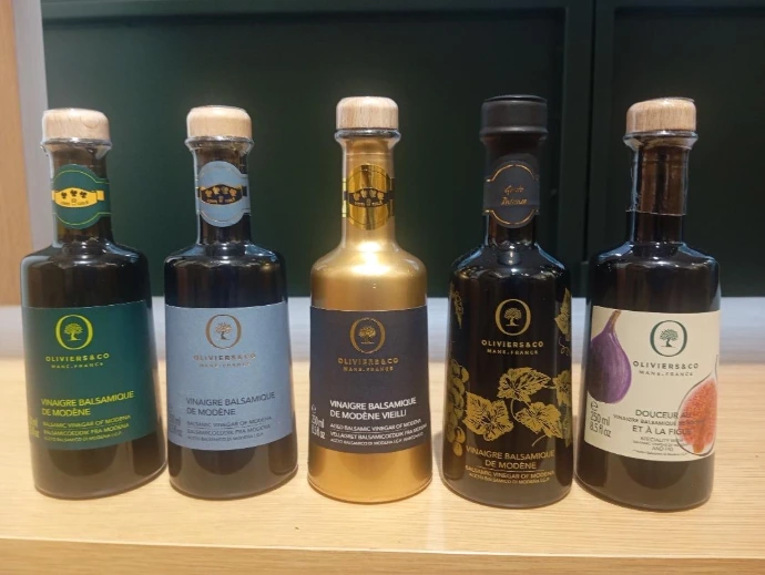 Intérieur de la boutique Oliviers &amp; Co rue de la tête d'or représentant la variété des produits proposés