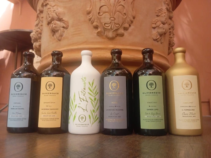 Intérieur de la boutique Oliviers &amp; Co rue de la tête d'or représentant la variété des produits proposés