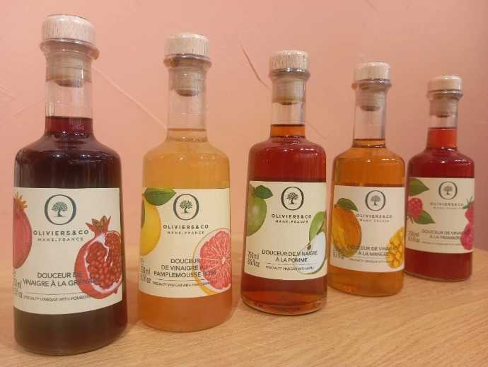 Intérieur de la boutique Oliviers &amp; Co rue de la tête d'or représentant la variété des produits proposés
