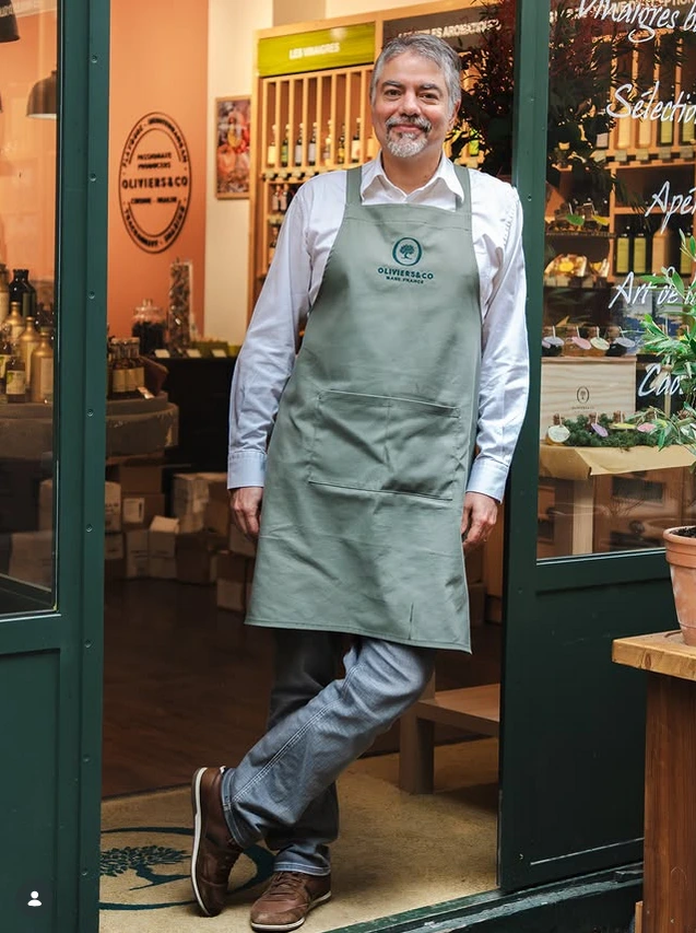 Photo du gérant de la boutique Oliviers &amp; Co devant sa boutique rue de la tête d'or