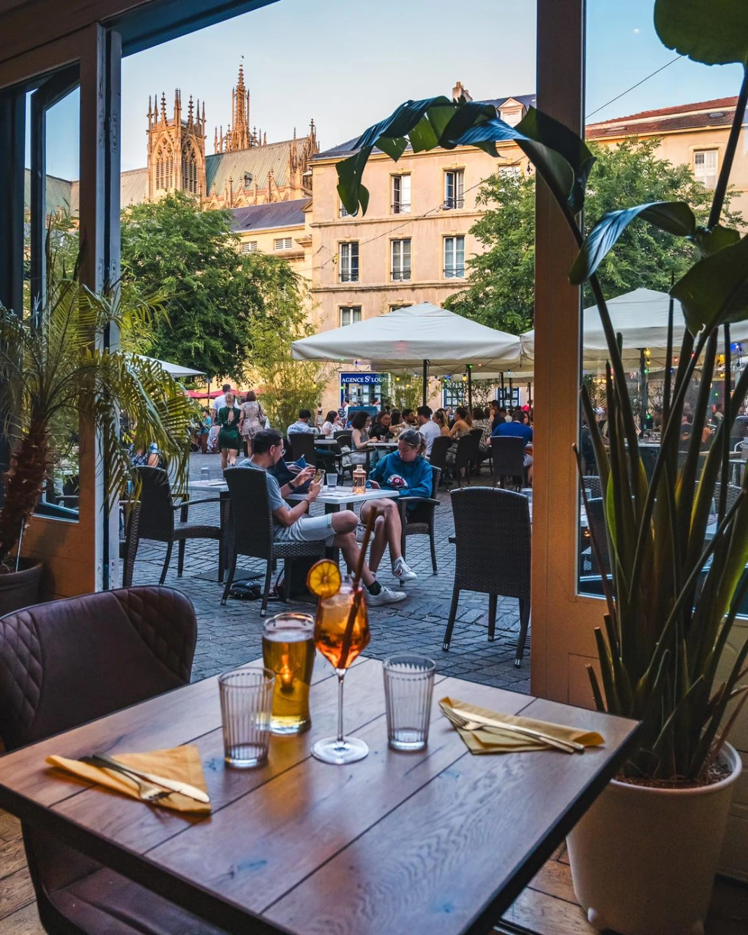 Vue de la terrasse du restaurant les Raoudis situé place de chambre à Metz