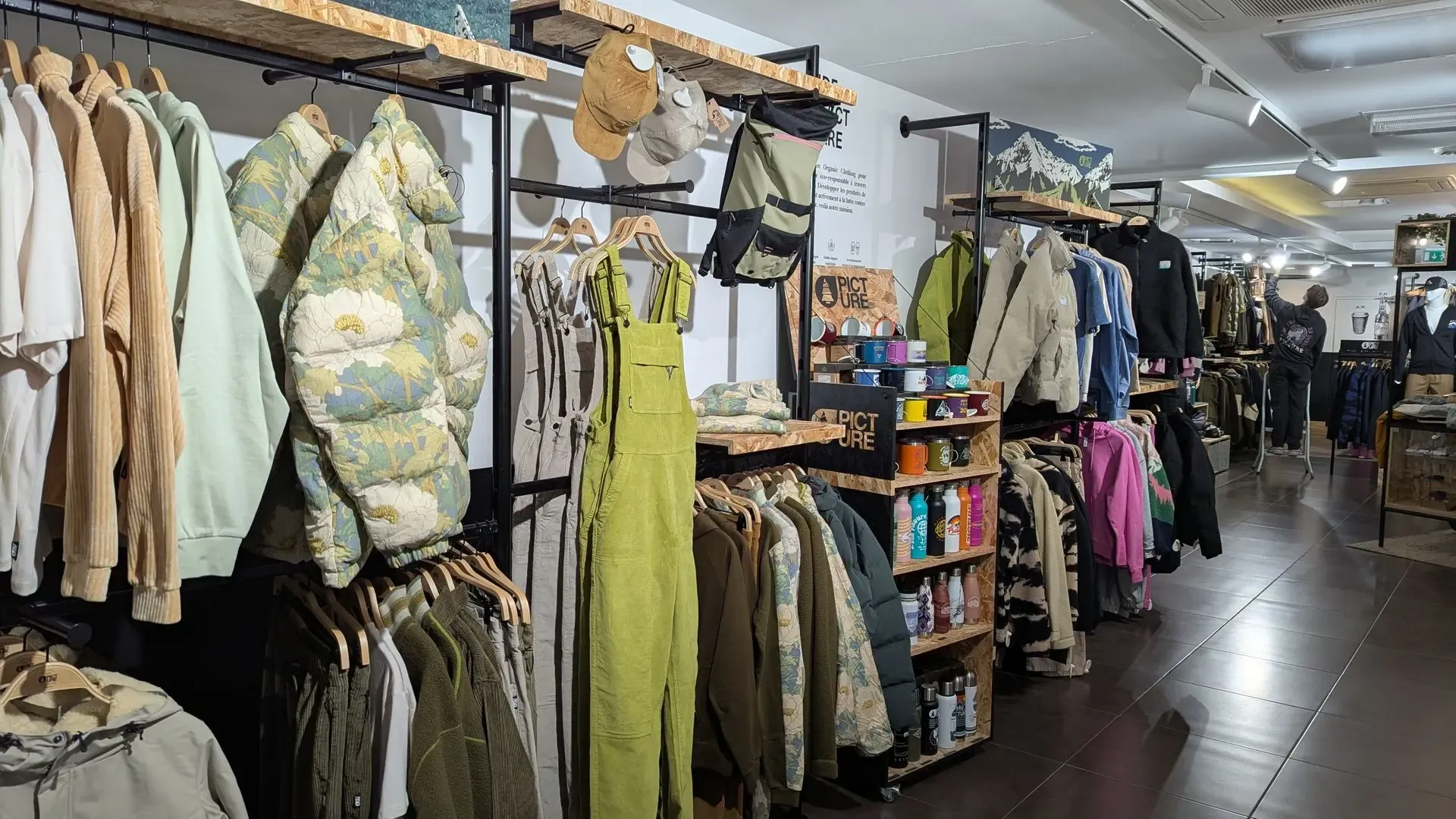 Vetements dans la boutique Picture Store Metz